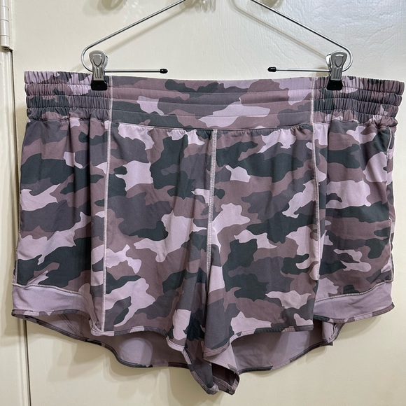Lululemon Misty Mauve Camo Hotty Hot Shorts SZ 20 4” - Picture 1 of 5